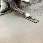 Betonova podlaha je mimoriadne odolná, navrhnutá tak, aby odolala veľkej hmotnosti, vysokej prevádzke a drsným podmienkam.