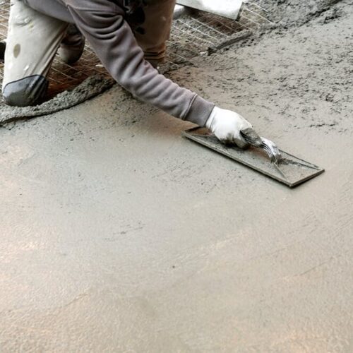 Betonova podlaha je mimoriadne odolná, navrhnutá tak, aby odolala veľkej hmotnosti, vysokej prevádzke a drsným podmienkam.
